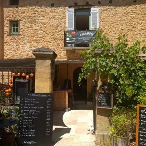 Vue extérieur d'un restaurant traditionnel en Dordogne