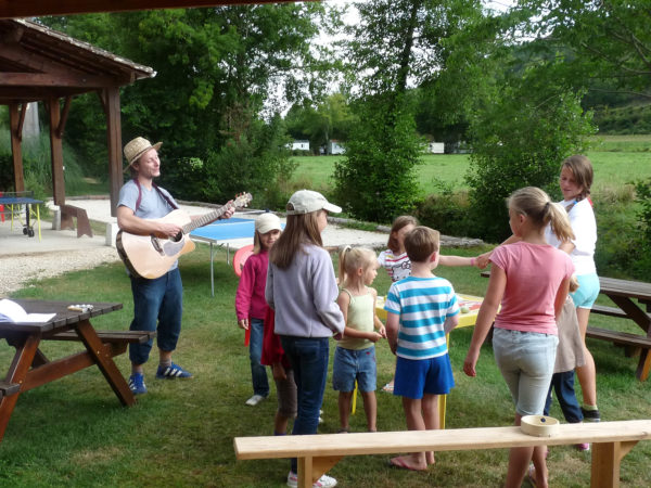 Animateur à la guitare