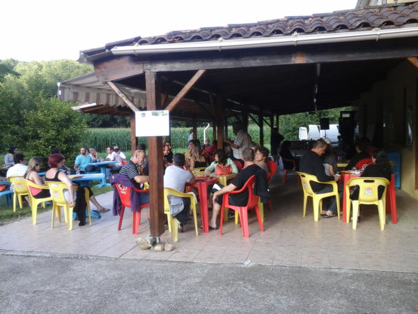 Restauration en terrasse au camping