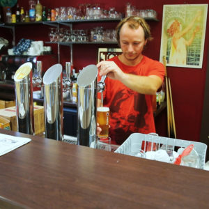Barman au bar et ses tireuses à bière