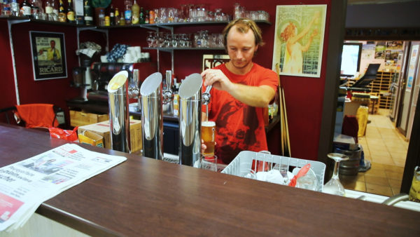 Barman au bar et ses tireuses à bière