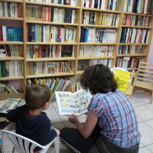 Espace bibliothèque pour enfant et adulte au camping