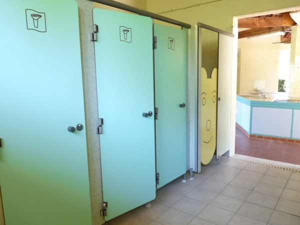 Douches chaudes dans les sanitaires du camping