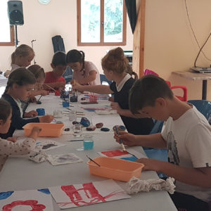 Travaux manuels au club enfant du camping