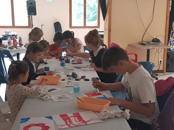 Travaux manuels au club enfant du camping