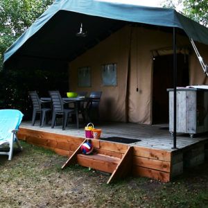 Terrasse extérieure du grand bungalow toilé