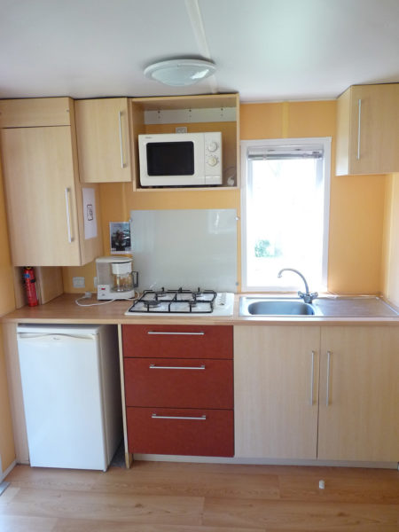 Espace cuisine du mobil'home pour deux personnes