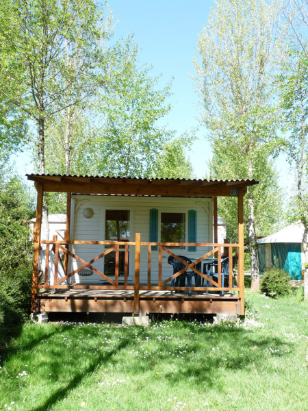 Emplacement vert du mobil'home pour deux personnes