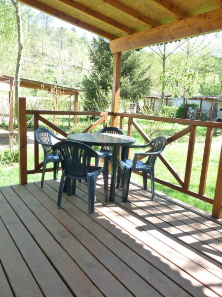 Terrasse en bois du mobil'home pour deux personnes