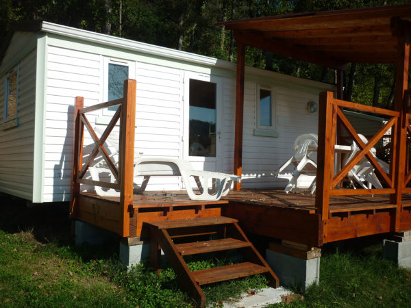 Extérieur et terrasse en bois du mobil'home 3 personnes