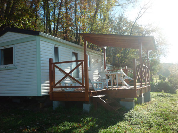 Emplacement et terrasse en bois du mobil'home 3 personnes