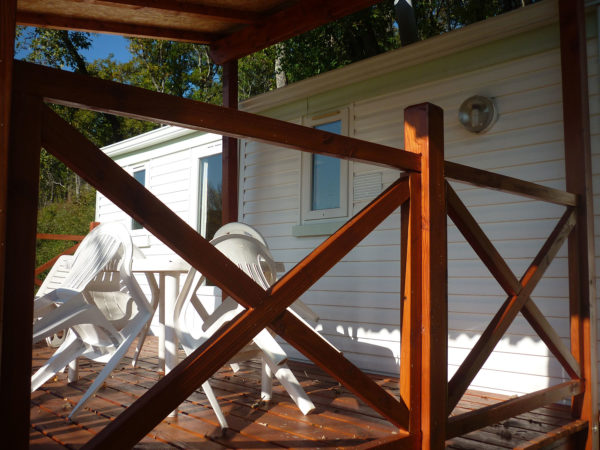 La terrasse en bois du mobil'home 3 personnes