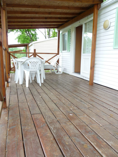 La grande terrasse en bois du mobil'home pour 4 personnes