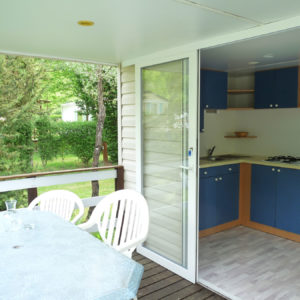 Vue de la terrasse sur la cuisine mobil'home pour 5 personnes