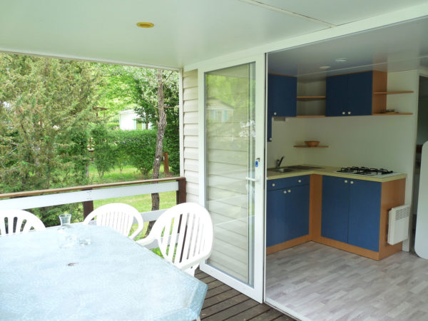 Vue de la terrasse sur la cuisine mobil'home pour 5 personnes 