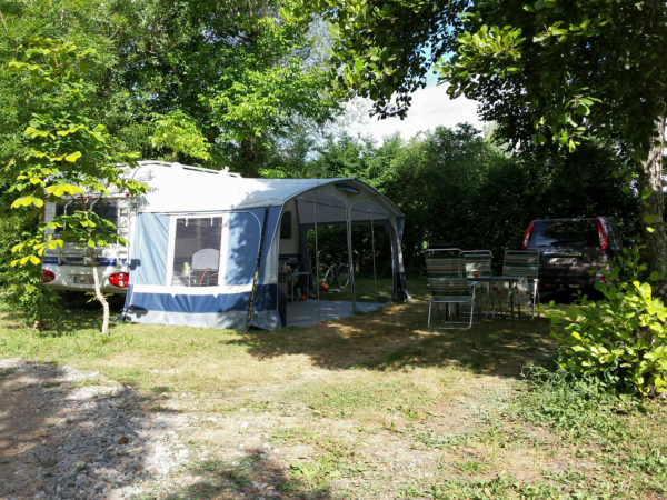 Caravane sur son emplacement ombragé