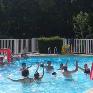 Baignade et amusement dans la piscine