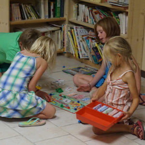 Petites filles qui jouent dans la bibliothèque du camping