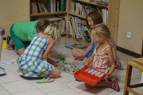 Petites filles qui jouent dans la bibliothèque du camping