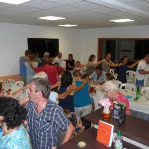 Repas et ambiance de fête en intérieur