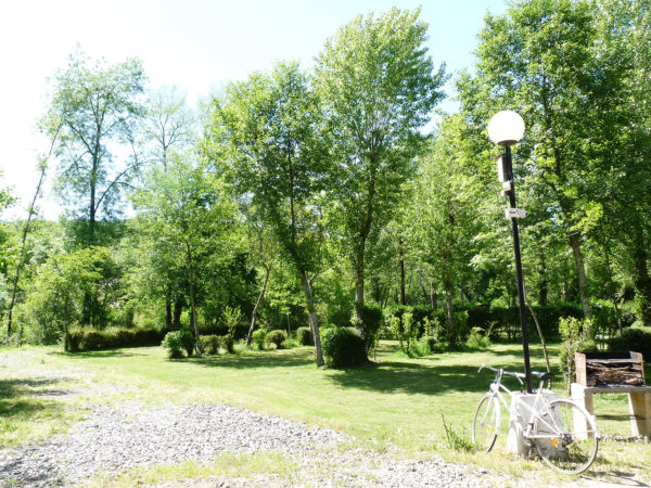 Les allées du camping au soleil