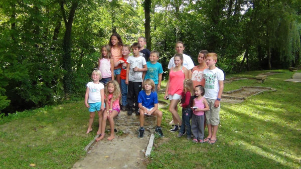 Groupe d'enfants au camping