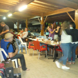 Repas à thème festif sur la terrasse du camping