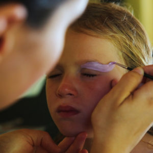 Un atelier de maquillage au club enfant