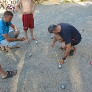 Jeu de boules sur notre terrain de pétanque