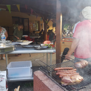 Repas animé autour d'un bon barbecue