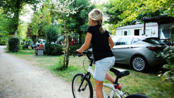 Vélo en toute séccurité dans les allées du camping