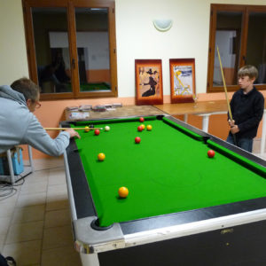 Partie de billard en famille au camping