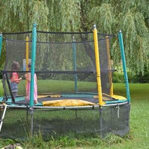 Trampoline et amusement des enfants au camping