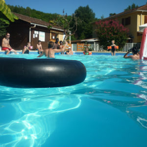 Amusement avec les bouées dans la piscine du camping