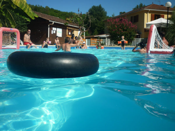 Amusement avec les bouées dans la piscine du camping