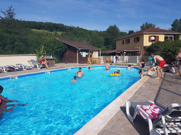 Baignade en famille à la piscine chauffée