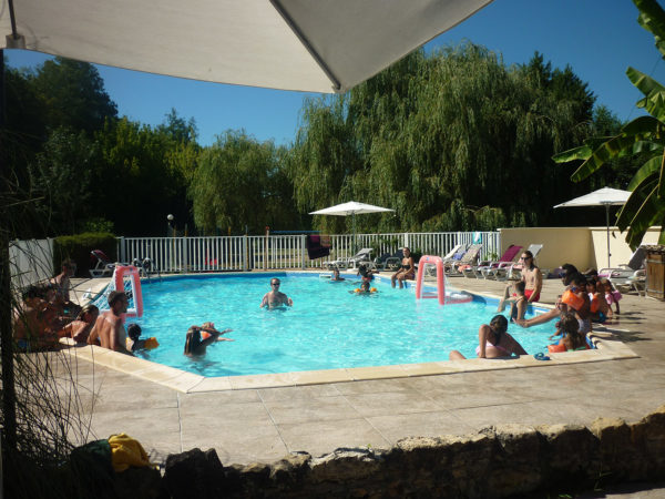 Piscine chauffée dans notre camping près de Sarlat