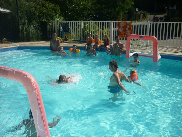 Jeux d'eau dans la piscine