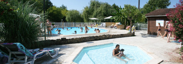 Grand bassin et petit bassin de la piscine du camping