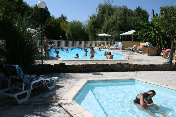 Famille qui se baigne au camping