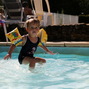 Enfant sautant dans la piscine chauffée