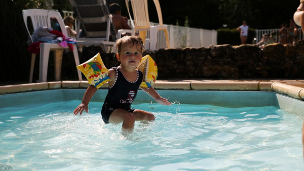 Enfant sautant dans la piscine chauffée