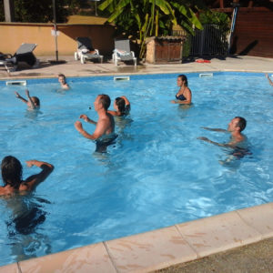 Jeux et nage dans le bassin chauffé du camping