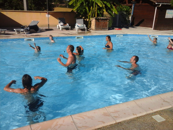 Jeux et nage dans le bassin chauffé du camping