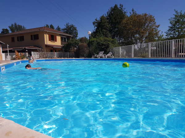 Eau propre de la piscine chauffée