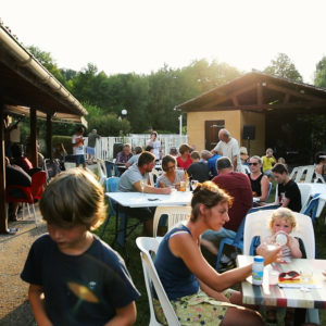 Dîner en famille au camping