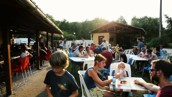 Dîner en famille au camping