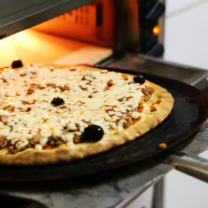 Pizzas sortie du four pour les gourmands du camping