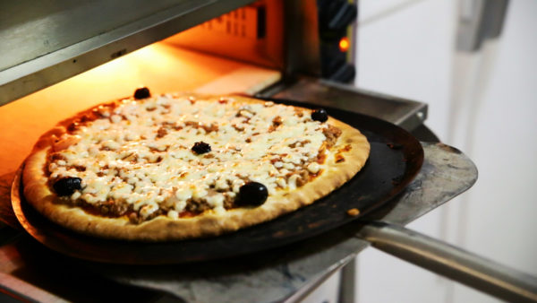 Pizzas sortie du four pour les gourmands du camping