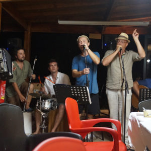 Animations musicales et instruments sur la terrasse du camping